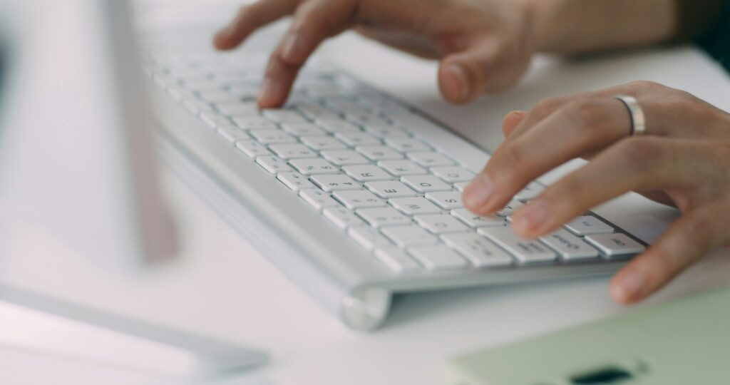 Freelance writer using Claude AI prompts for blog writing